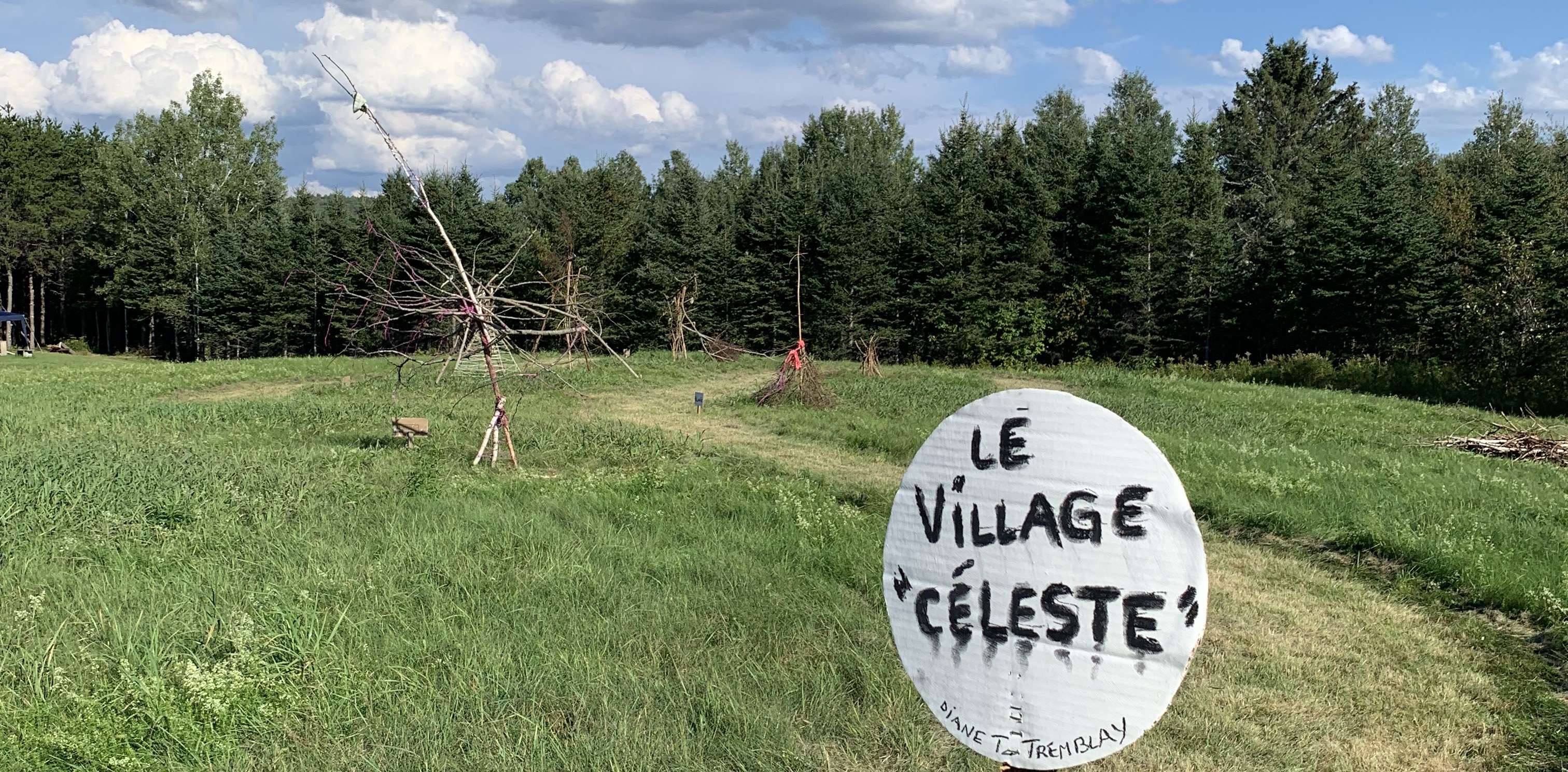 Atelier CHAMP DE VISION, Le Village céleste, installations des oeuvres in situ